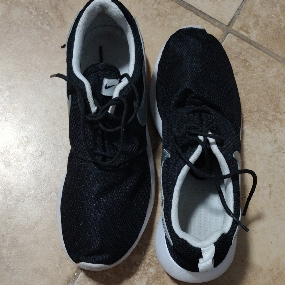 Boys 5.5 - Nike Black and White Athletic Shoes - Picture 4 of 4